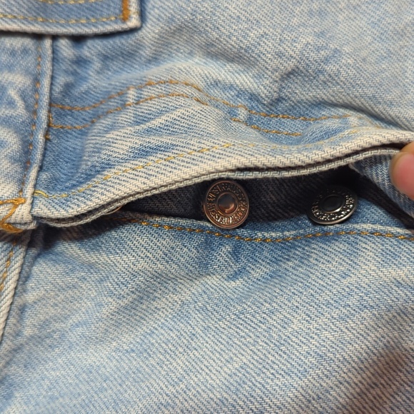 Levis Premium Icon Skirt in Light Wash mini button fly  sz 27 - Picture 4 of 8